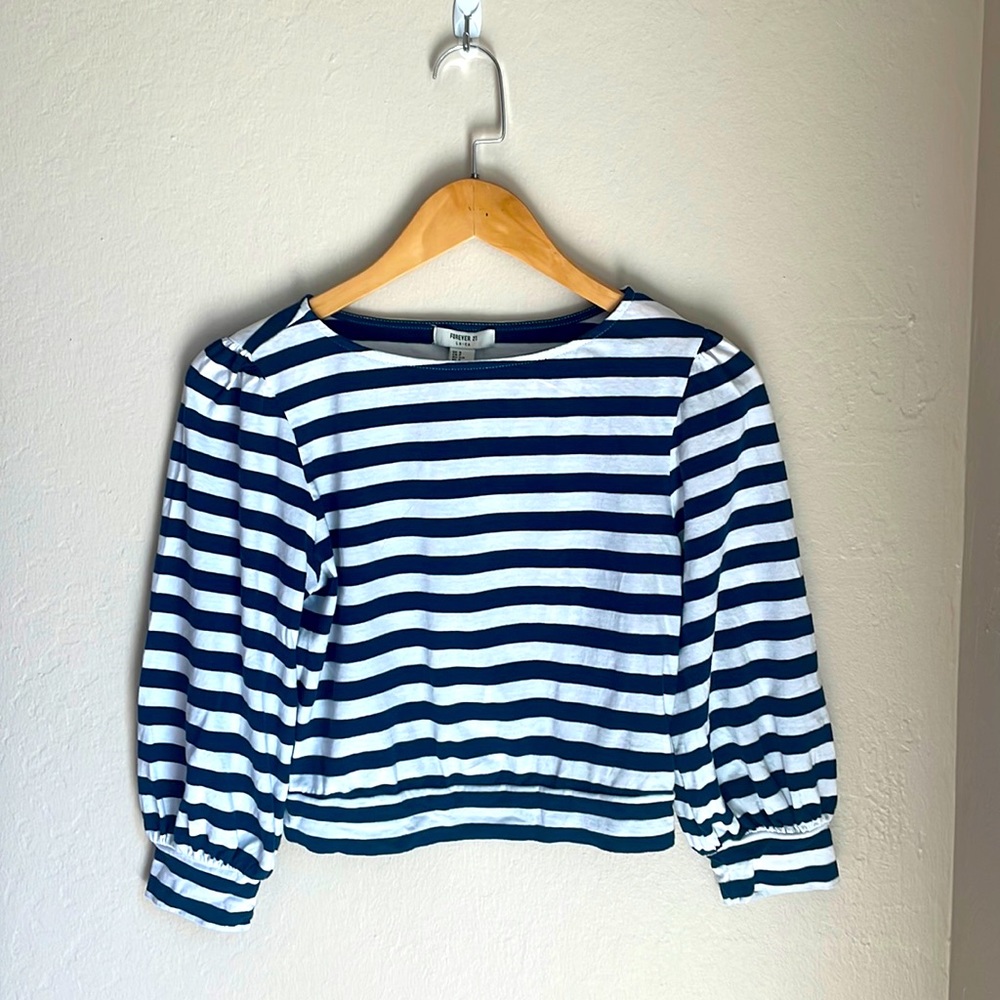 🇺🇸blue and white 🇺🇸 striped crop top